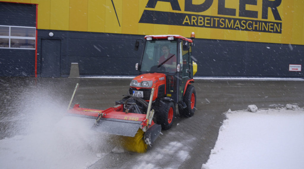 Die K 560 ist die effiziente Anbaukehrmaschine für den Einsatz in Ihrer Kommune, für Garten- und Landschaftsbauer oder die Immobilienpflege.