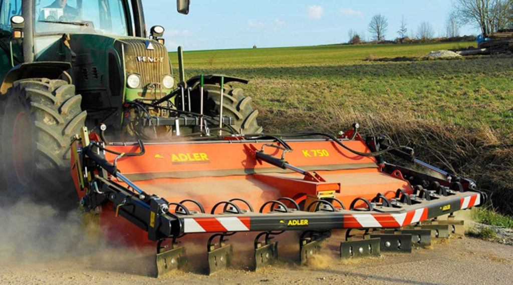 Anbau Kehrmaschine ADLER K 750 mit Universal-Aufnahmesystem für alle gängigen Rad- und Teleskoplader und Traktoren.