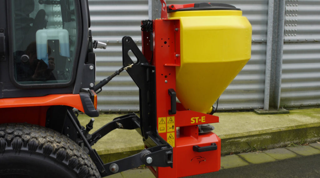 Elektrisches Streugerät ADLER ST-E macht ihren Traktor, Stapler oder Ihr kommunales Fahrzeug fit für den Einsatz als Streuer im Winterdienst.