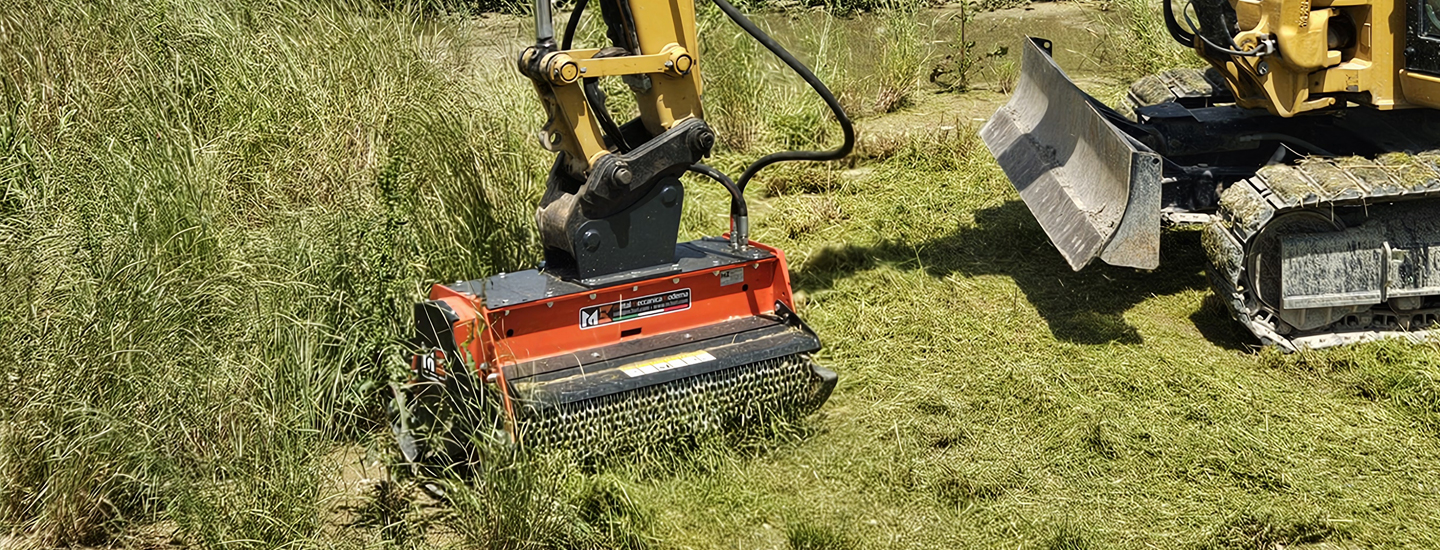 Mulcher im Einsatz am Bagger.