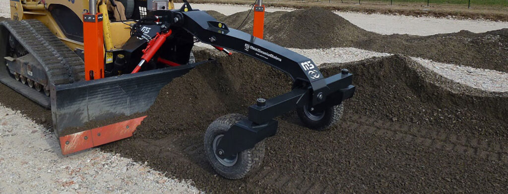 Grader zum Anbau im Einsatz am Kompaktlader.