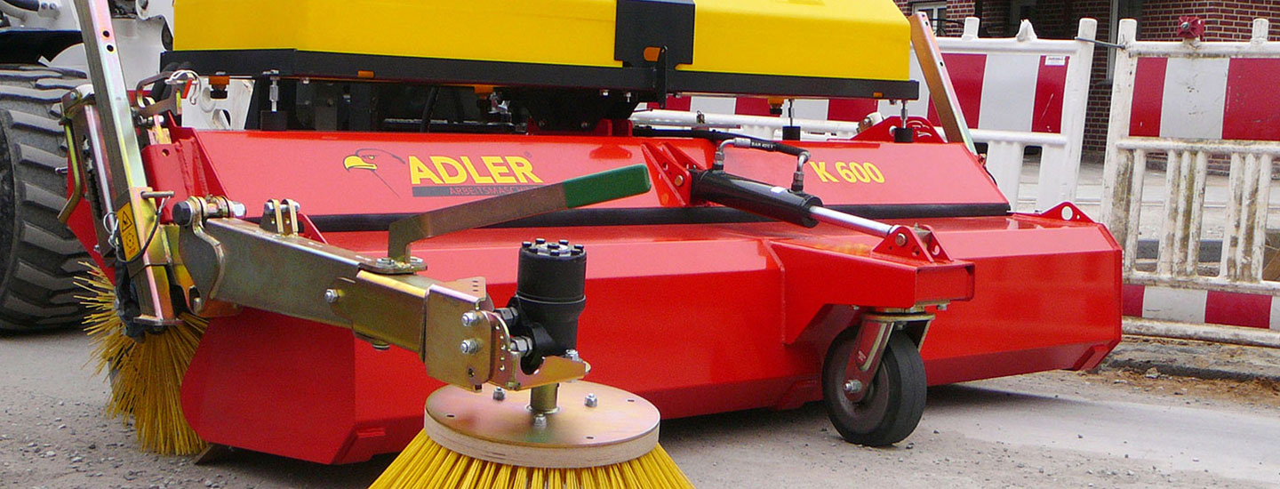 Anbau-Kehrmaschinen von ADLER Arbeitsmaschinen können Sie bei Bautec Machinery kaufen.