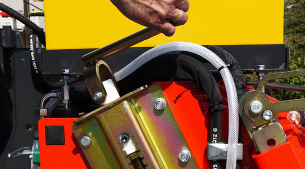 Anbau-Kehrmaschinen von ADLER Arbeitsmaschinen können Sie bei Bautec Machinery kaufen.