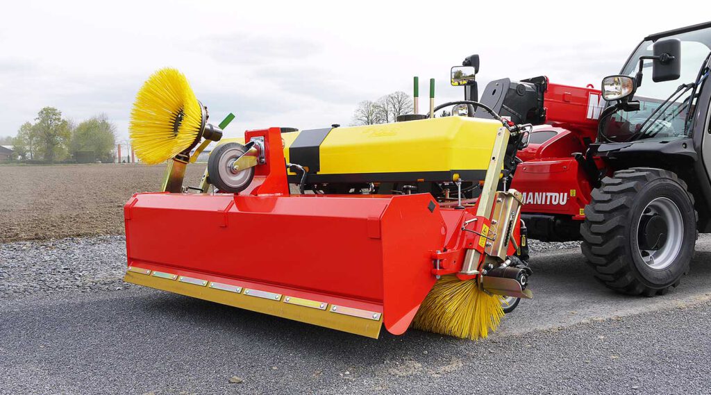 Anbau-Kehrmaschinen von ADLER Arbeitsmaschinen können Sie bei Bautec Machinery kaufen.