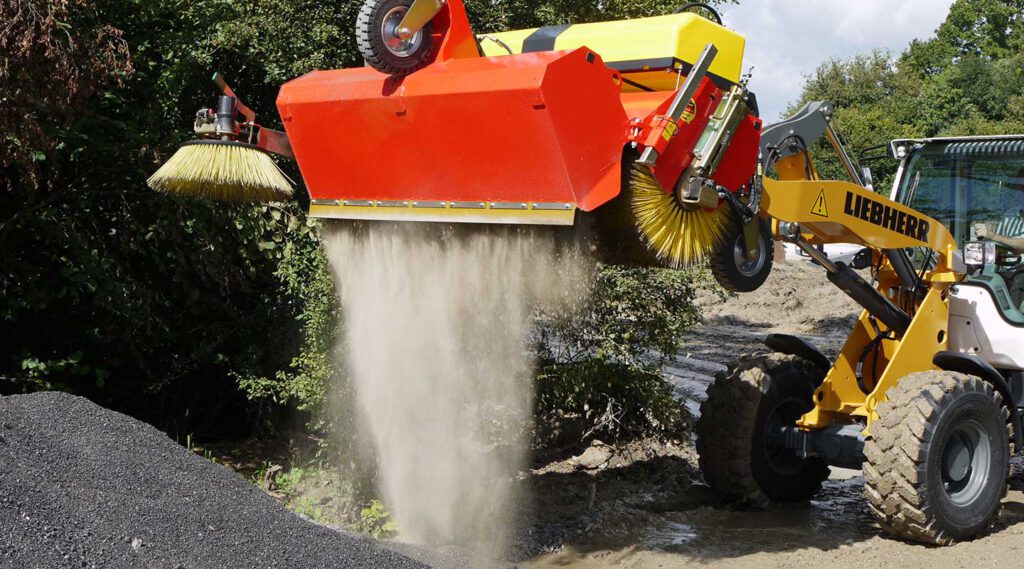 Anbau-Kehrmaschinen von ADLER Arbeitsmaschinen können Sie bei Bautec Machinery kaufen.