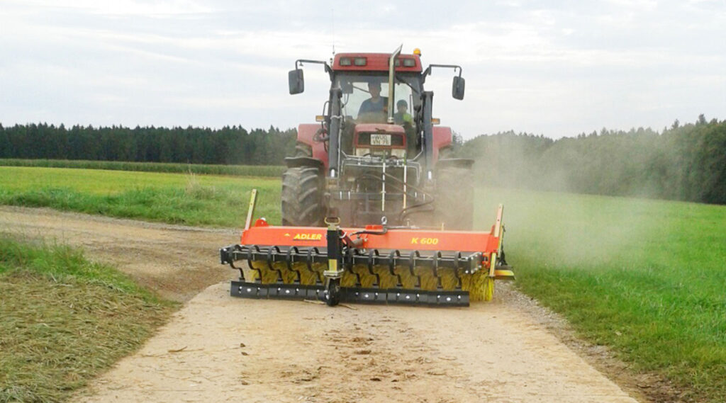 Anbau-Kehrmaschinen von ADLER Arbeitsmaschinen können Sie bei Bautec Machinery kaufen.