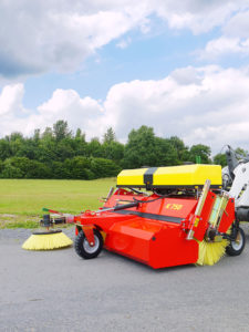 Anbau Kehrmaschine ADLER K 750 mit Universal-Aufnahmesystem für alle gängigen Rad- und Teleskoplader und Traktoren.