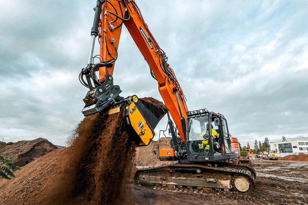 Schaufelseparator Gyrustar 6-150MAX im Einsatz am Bagger.