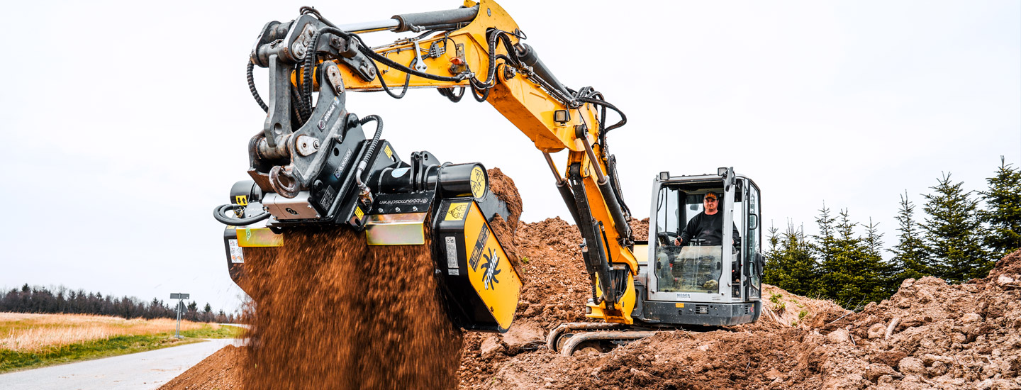 Mit unseren GYRUstar Schaufelseparatoren zum Anbau an Bagger, Radlader, Hoflader und Traktoren trennen und sieben Sie Ihren Bauschutt, Bodenaushub, Erdaushub und ähnliche Abfälle direkt auf der Baustelle.