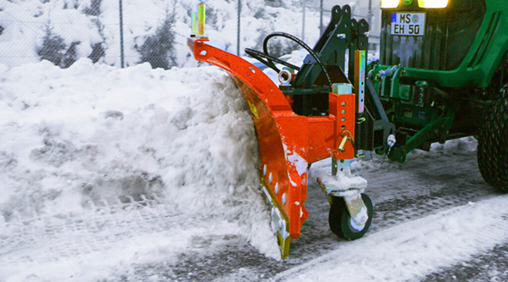Winterdienst mit Schneeschild von ADLER Arbeitsmaschinen.