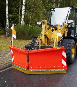 Winterdienst mit Schneeschild und Salzstreugerät von ADLER Arbeitsmaschinen.